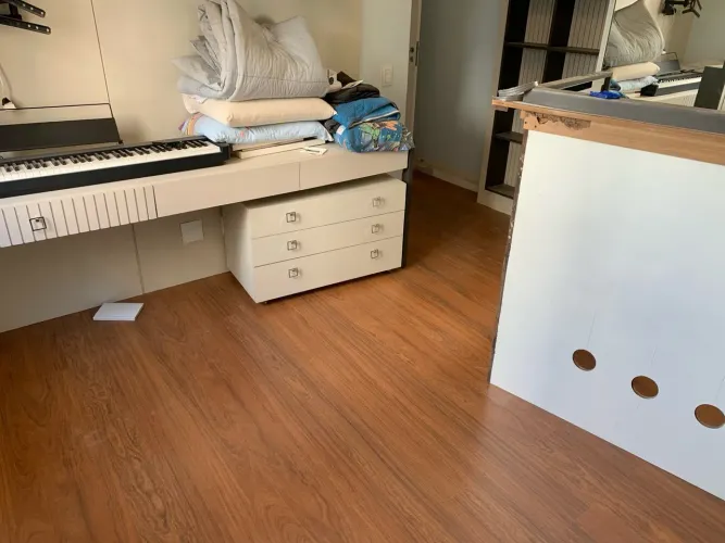 Piso Laminado e Rodapés com Acabamento de Primeira!