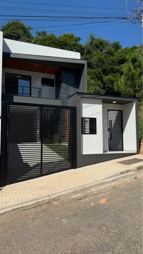 CASA NOVA. 3 quartos, 1 suíte com amplo closet e quintal.