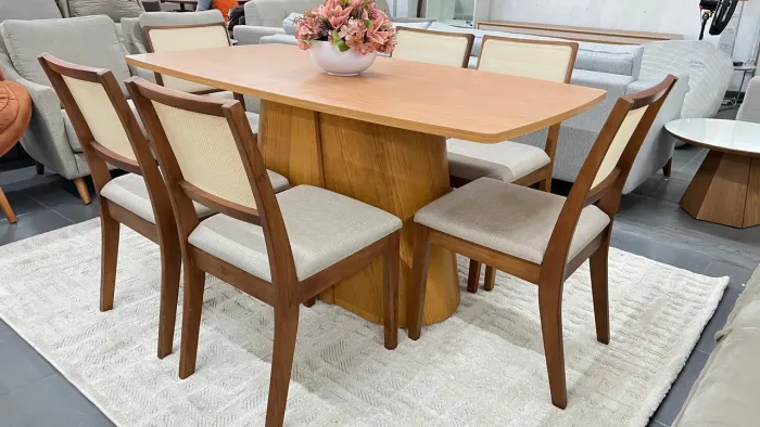 Mesa de jantar em madeira com 6 cadeiras de madeira