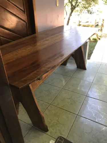 Mesa rústica de madeira nobre
