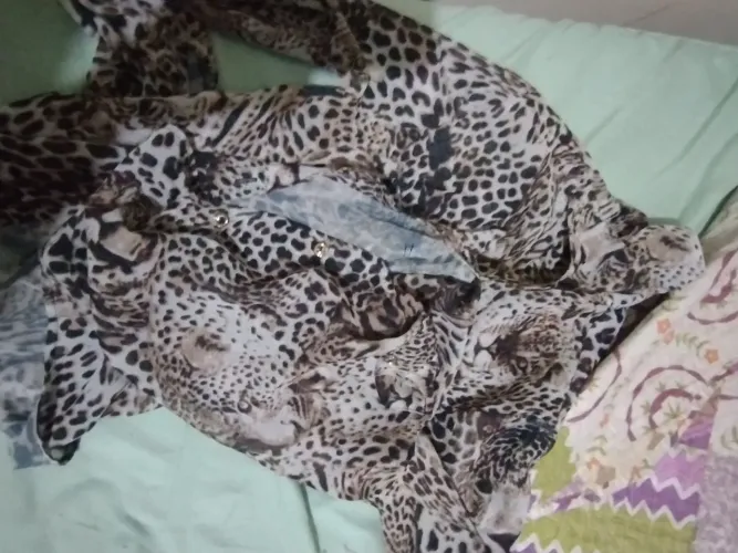 Camisa feminina estampa onça 