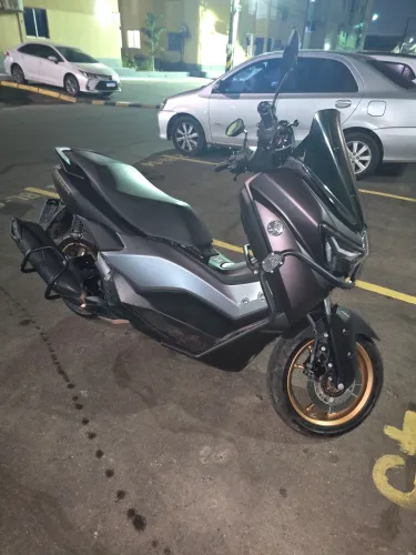 Vendo Nmax praticamente nova apenas com 5300 km rodados sem avarias ou defeitos.  mav