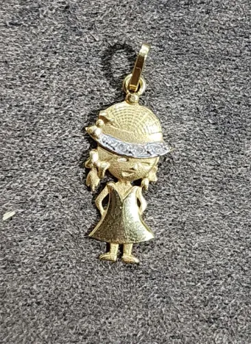 Pingente de ouro 18k e brilhantes menina com chapéu