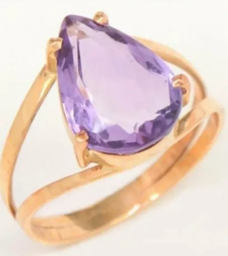ANEL SOLITÁRIO COM AMETISTA EM GOTA, EM OURO AMARELO 18K 750, NOVO, MARCA PRADO JÓIAS. 