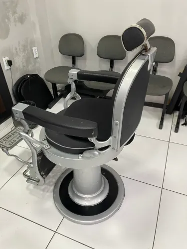 Vendo cadeira Ferrante para barbeiro.