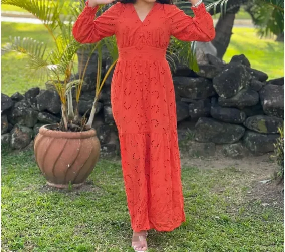 Vestido longo laranja com detalhes em renda, perfeito para o verão!