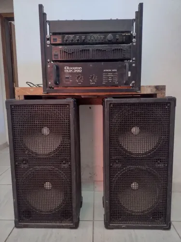 Sistema de som completo: Amplificador, mesa de som e caixas