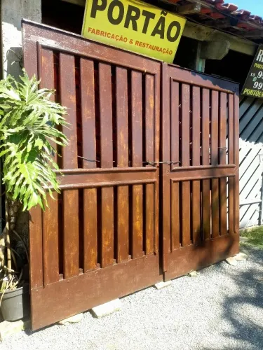 Lindo portão de madeira 