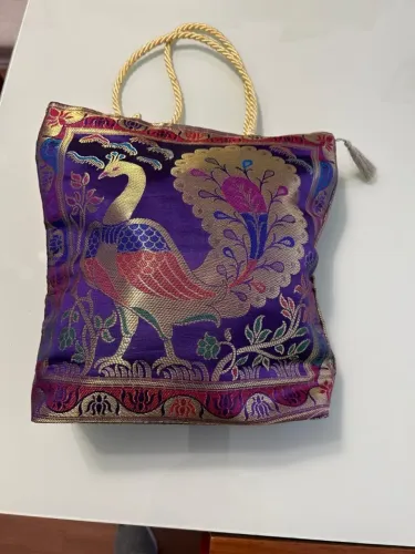 Bolsa azul indiana étnica com estampa de pavão em tecido brocado 