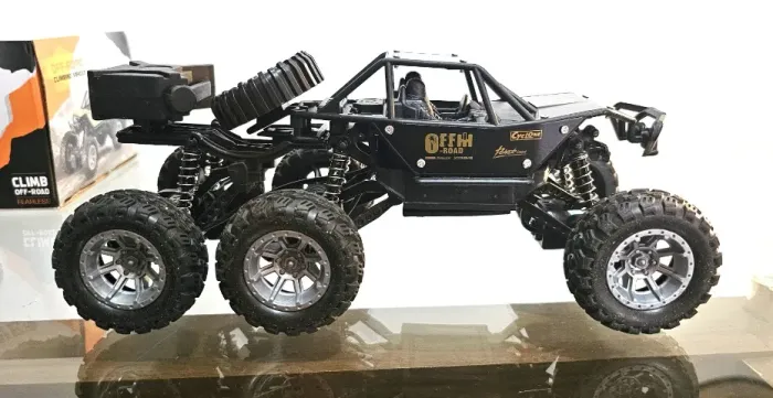 Carrinho de Controle Remoto a Bateria Recarregável 3 Eixos Tipo Jeep 4x4