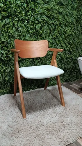 Cadeira de madeira com assento estofado