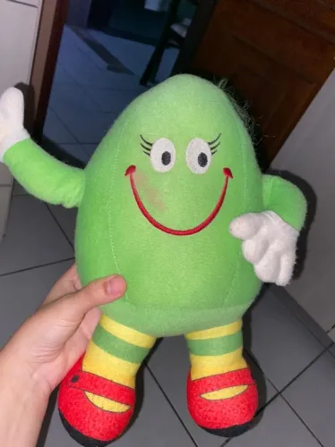 Pelúcia Fofinha com Detalhes Coloridos
