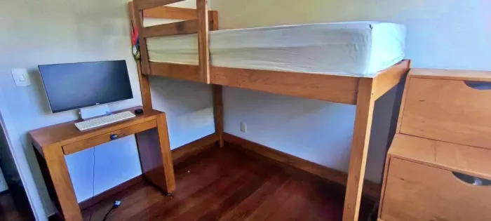 Conjunto Cama solteiro alta + gaveteiro escada + mesa computador, madeira demolição peroba