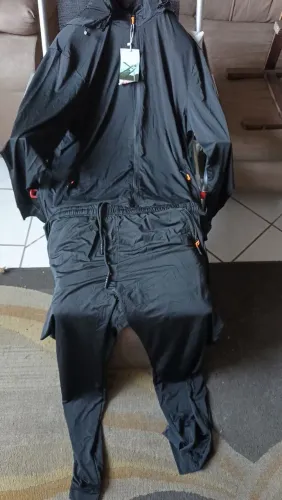 Conjunto de agasalho corta vento novo