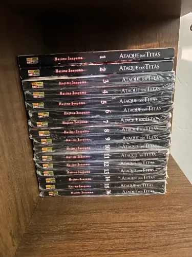 Vendo coleção de attack on titan 16 volumes