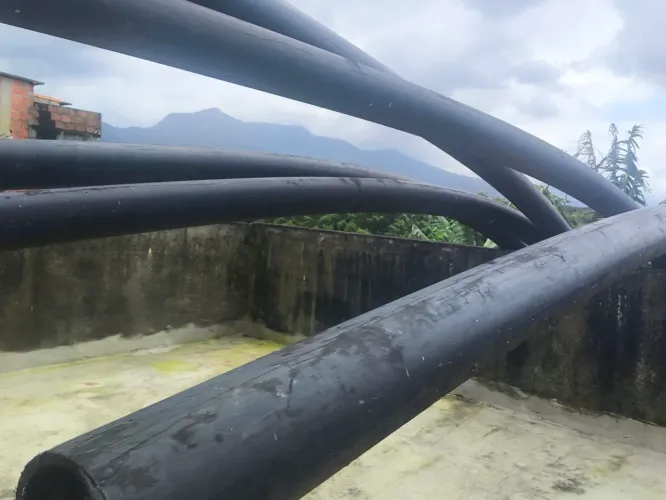 Tubos 150mm polietileno,350 reais cada, durabilidade de 50 anos ou mais