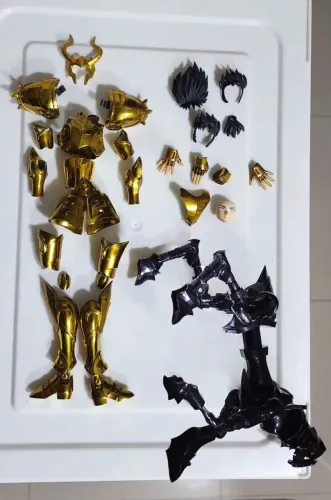 Cloth Myth Ex Capricórnio Renegado Ex Dourado.