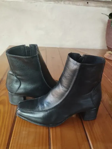 Bota de couro novinha n° 36/ Rangali / R$ 200,00