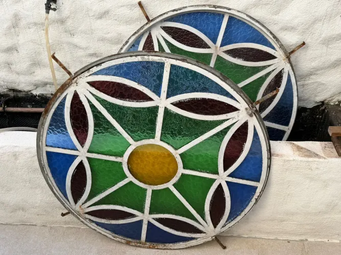 Vitrais circulares. Janelas antigas. 