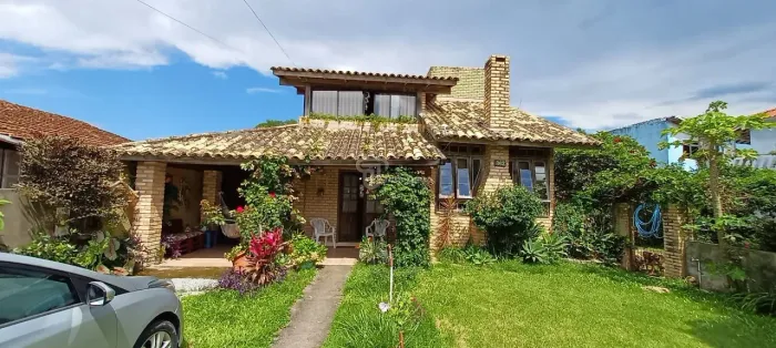 Casa de alvenaria, tijolos a vista, com 2 pavimentos e 218m², não financiável, no Morro da