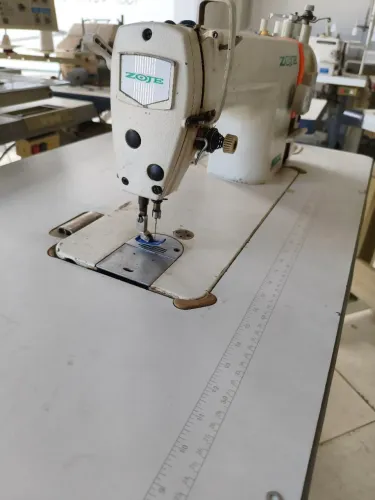 Máquina de costura reta industrial 