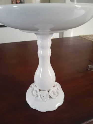Boleira em louça de pé alto