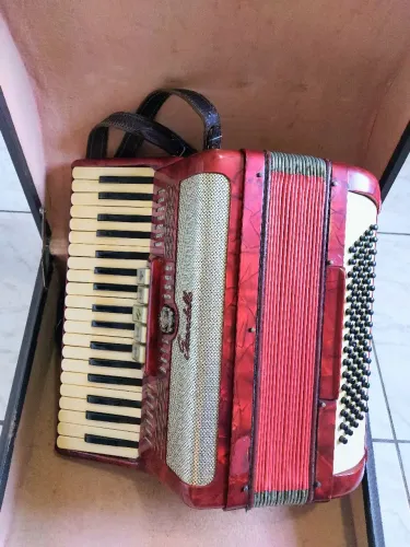 Acordeon/Sanfona Scandalli 80 baixos