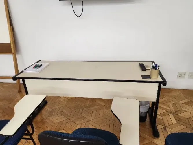 Mesa escolar (175cm x 61cm A 75cm )