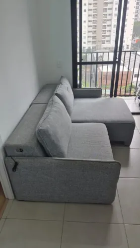 Sofa retrátil, confortável e com carregador USB