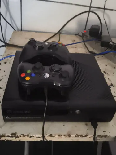 Xbox 360 super slim desbloqueado com loja para baixar jogos, 2 controles originais