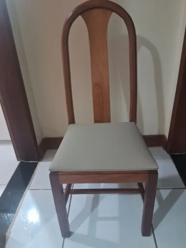 Cadeiras de madeira maciça 