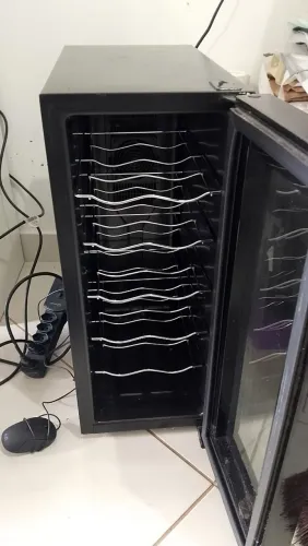 Vendo adega semi nova linda e boa só usar