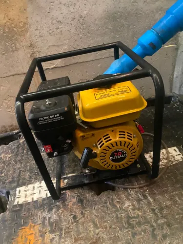 Motobomba com mangote e cebola