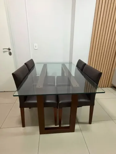 Mesa de Jantar Quadrada 4 lugares com cadeiras e tampo de vidro.