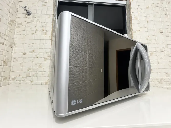 Microondas Espelhado LG 30L C/Grill de Quartzo