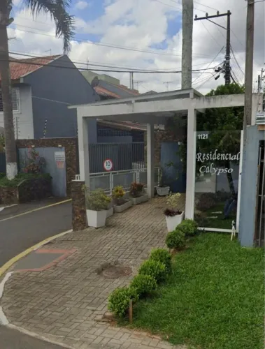 Sobrado para Venda em Curitiba, Xaxim, 3 dormitórios, 1 banheiro, 2 vagas