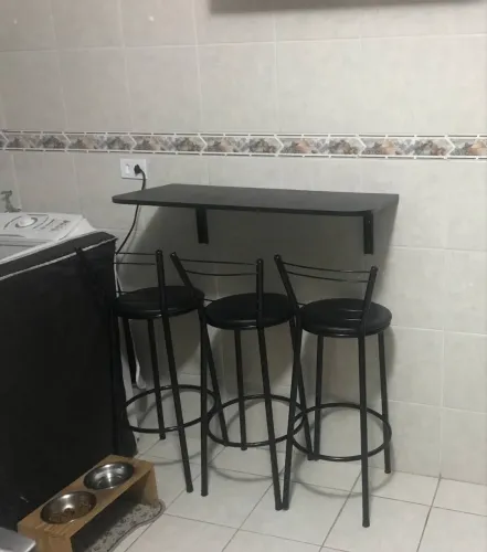 Mesa retrátil e 3 banquetas altas