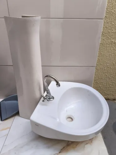 Vendo pia lavatório de banheiro completa 