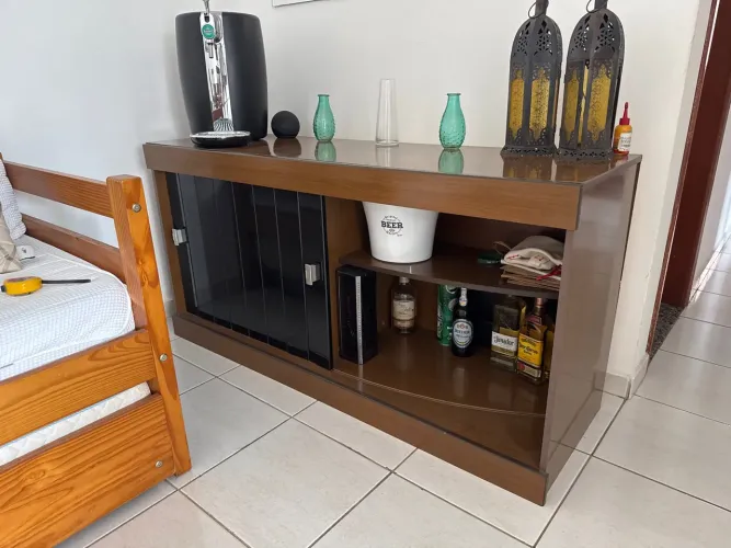 VENDO APARADOR BUFFET / MÓVEL BAR - ACABAMENTO AMADEIRADO