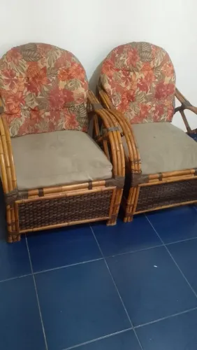 DUAS POLTRONAS DE BAMBU EM BOM ESTADO
