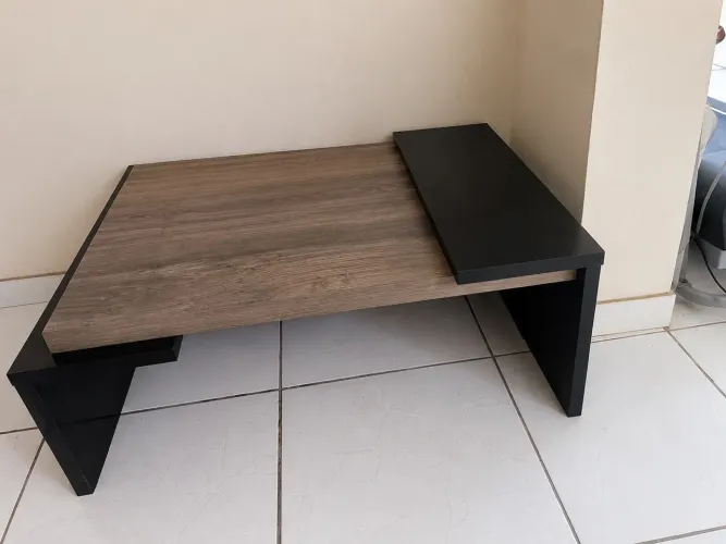Mesa de centro moderna em madeira e preto.
