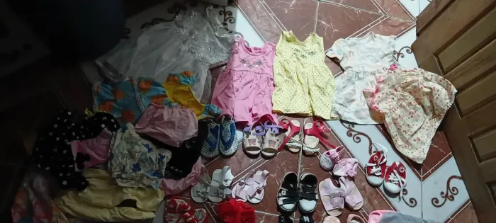 Roupas e calçados de bebê usadas