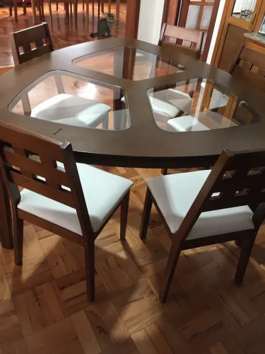 Mesa de jantar triangular, com 5 cadeiras, retirar no local