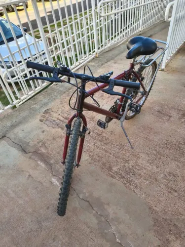 Bicicleta MTB antiga, aro 26, 18 marchas, bagageiro traseiro