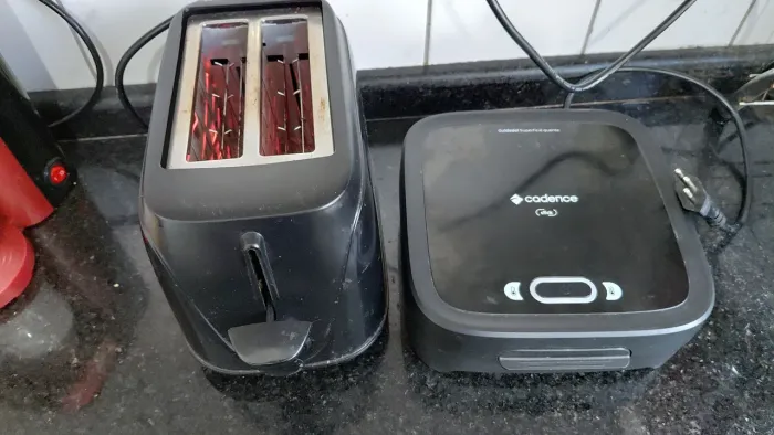 Vendo uma sanduíche e um torrador de pão ? cadence os 2 por 100 reais  usado 4 vezes 4