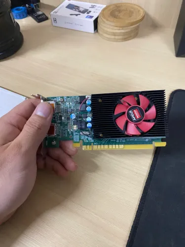 Placa de Vídeo AMD Radeon R5 240