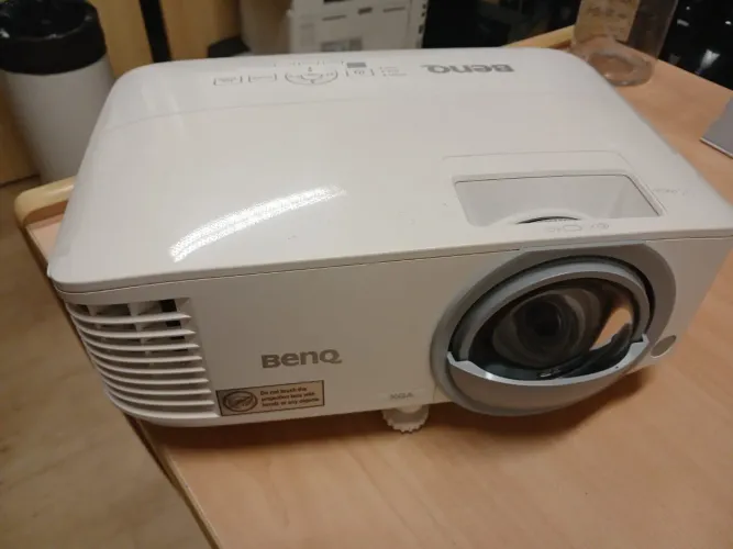 Projetor Educacional BenQ MX825ST de Curta Distância