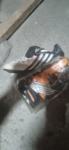 Vendo chuteira Adidas e luva goleiro