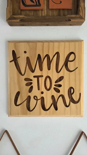 Quadro decorativo Time to Wine em madeira