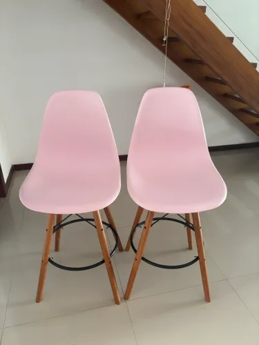 Par de banquetas altas rosa - pés de madeira